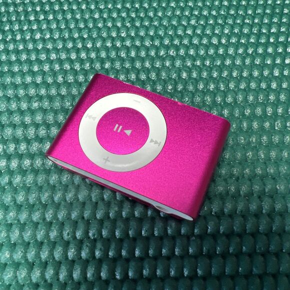 Apple iPod Shuffle A1204 Pink 2nd Generation 1GB-Charging Dock - Picture 3 of 9